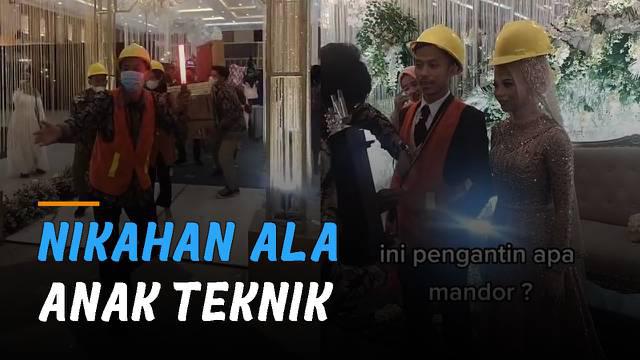 Ada-ada saja tingkah kocak rekan-rekan pengantin laki-laki saat rekannya datang resepsi pernikahan.