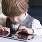 Ilustrasi; seorang anak bermain iPad (sumber: technews.tw)