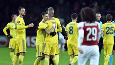 Selebrasi gol yang dicetak oleh Bate Borisov ke gawang Petr Cech pada leg 1,32 besar Liga Europa yang berlangsung di stadion Borisov Arena, Borisov, Jumat (15/2). Arsenal tumbang 0-1 kontra Bate Borisov. (AFP/Sergei Gapon)