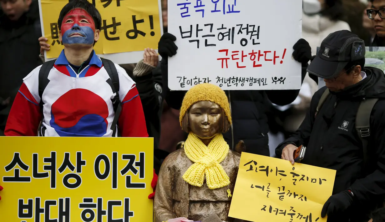 Sejumlah orang menggelar aksi Anti - Jepang selama protes atas perbudakan wanita korsel yang menjadi budak seks, Seoul, Korea Selatan, (30/12). Mereka meminta Jepang meminta maaf kepada para wanita korban seks tersebut. ( REUTERS/Kim Hong - Ji)