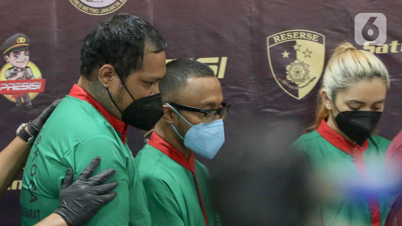 Dihadirkan Saat Rilis Penyalahgunaan Narkoba, Musisi Virgoun Kenakan Baju Tahanan