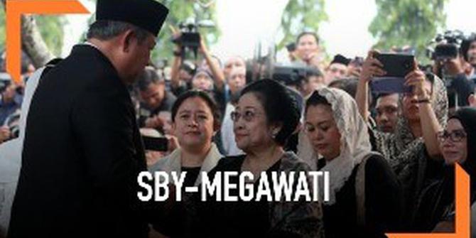 VIDEO: Jabat Tangan SBY dan Megawati di Pemakaman Ani Yudhoyono