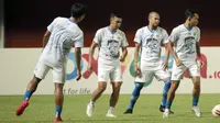 Pemain Persib Bandung Abdul Aziz Luthfi Akbar (kiri), Suprdi Nasir (tengah), dan Erwin Ramdani (kanan) saat melakukan sesi latihan di Stadion Maguwoharjo. (Foto: Bola.com/Ikhwan Yanuar)