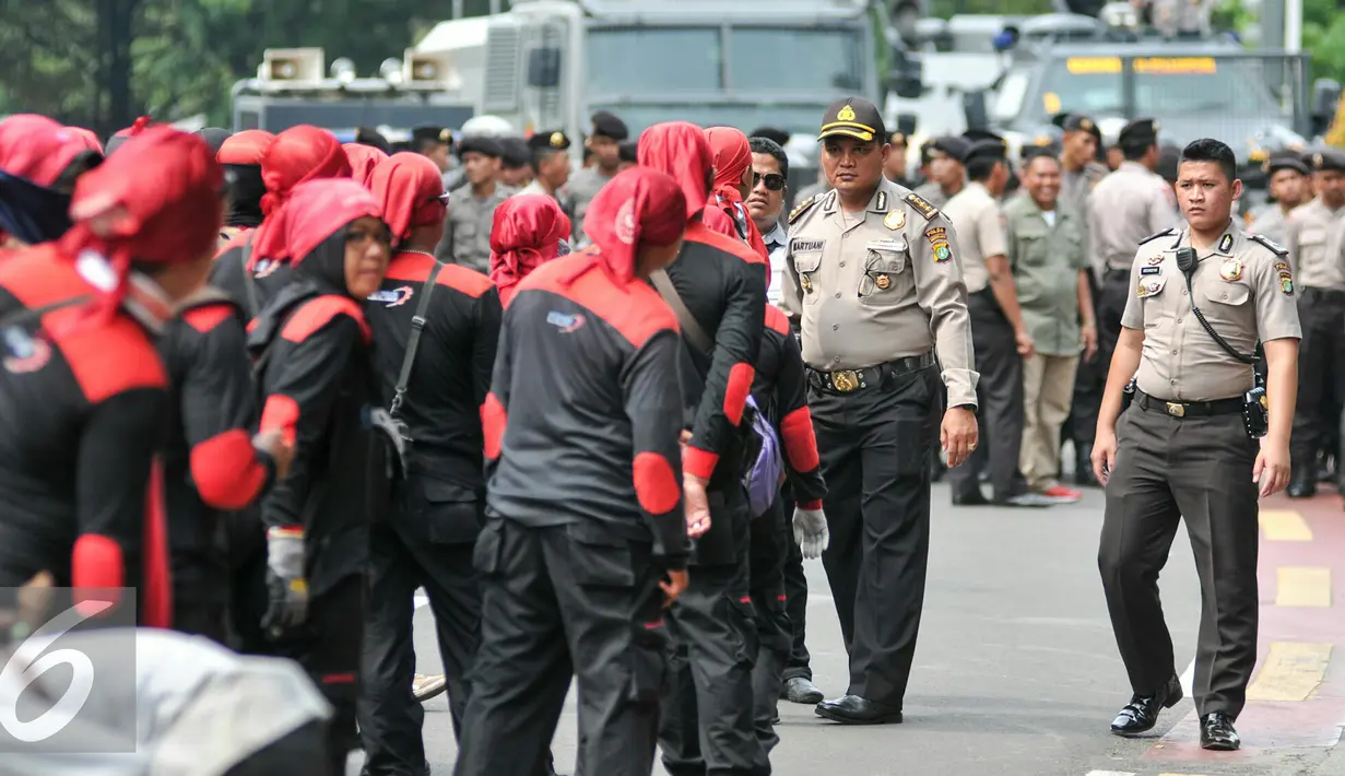 Awalnya ribuan buruh hendak menuju Istana Negara, namun dihadang oleh aparat kepolisian sehingga buruh menuju kantor Mahkamah Agung (MA), Jakarta, Kamis (10/12/2015). (Liputan6.com/Yoppy Renato)