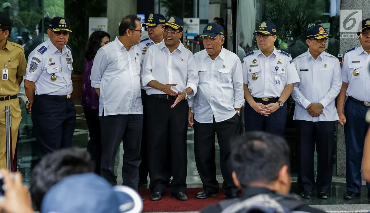 Menkoinfo Rudiantara (kedua kanan), Menhub Budi Karya Sumadi (tengah), Menteri PU (keempat kiri) saat menghadiri  Gelar Pasukan, membuka Posko Angkutan Lebaran Terpadu 2017 di Kementerian Perhubungan, Jakarta, Kamis (15/6). (Liputan6.com/Johan Tallo)