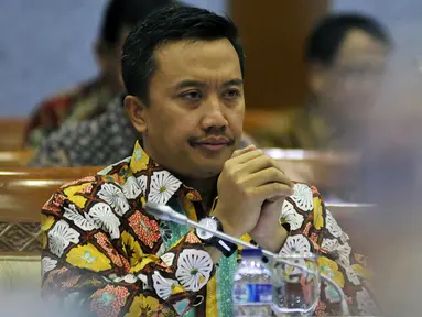 Menteri Pemuda dan Olahraga Imam Nahrawi saat mengikuti rapat kerja dengan Komisi X DPR di Kompleks Parlemen, Jakarta, Rabu (2/3). Rapat membahas Pemaparan perkembangan persiapan Asian Games XVIII Tahun 2018. (Liputan6.com/Johan Tallo)