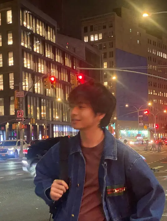 Menyandang ransel di punggung, Angga Yunanda berjalan sambil menikmati kehidupan New York City. (Foto: Instagram/@anggayunandareal16)