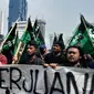 Massa dari HMI menggelar aksi demo menolak kenaikan BBM di Patung Kuda, Jalan Medan Merdeka Barat, Jakarta Pusat, Senin (5/9/2022). Polisi mengalihkan arus lalu lintas di sekitar lokasi. (Liputan6.com/Ady Anugrahadi)