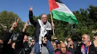 Karim Younis disambut oleh ratusan pendukungnya saat tiba di kampung halamannya di utara Desa Ara, Distrik Haifa, Israel. (Dok. AFP)