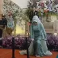 Aksi pengantin perempuan mematahkan besi. (dok. tangkapan layar Instagram @agendasolo)