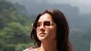 Model kacamata dengan frame besi serta memiliki detail di bagian sampingnya ini juga tak luput dari netizen. Tak sedikit netizen yang merasa gemas akan kacama casual yang dipakai oleh Sandrinna ini. (Liputan6.com/IG/@sandrinna_11)