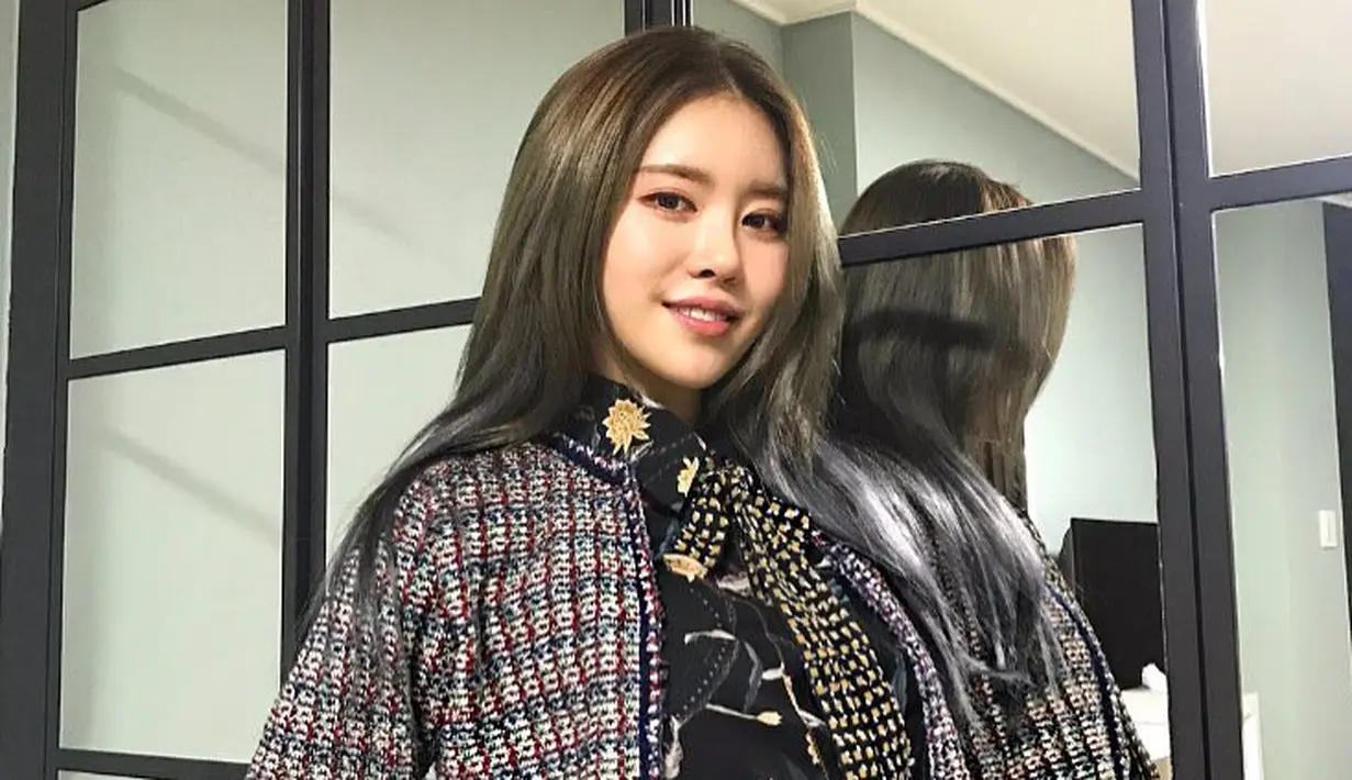 Beberapa waktu publik dihebohkan dengan kabar tentang Suga BTS yang berpacaran dengan Suran. Kabar itu bermula dari saat Suran menyebut kata yoongi pada foto yang diunggahnya. (Foto: instagram.com/suranelenashin)