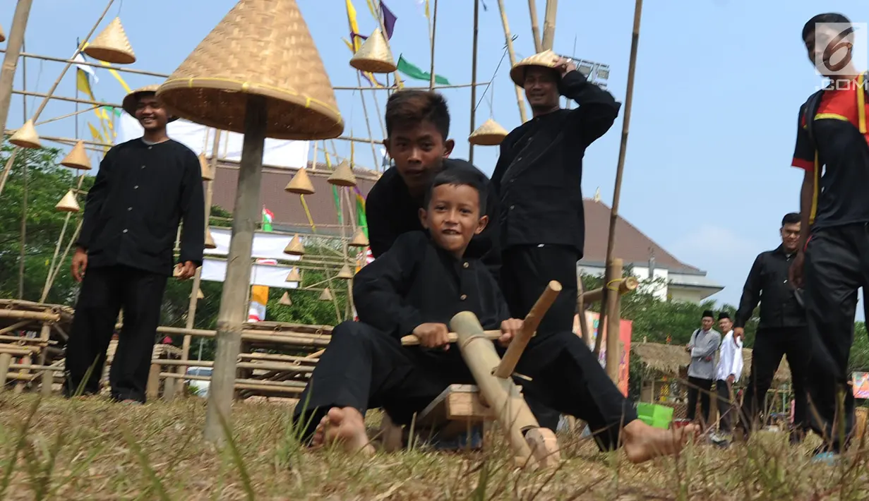 Siswa Sekolah Dasar (SD) mengikuti lomba permainan tradisional di Lapangan Plaza Pemkab Bekasi, Kamis (15/8/2019). Kegiatan yang diikuti perwakilan SD dari 24 Kecamatan se-Kabupaten Bekasi ini dalam rangka menyambut HUT ke-69 Kabupaten Bekasi dan HUT ke-74 RI. (merdeka.com/Arie Basuki)