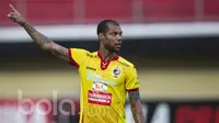 Striker Sriwijaya FC, Hilton Moreira, saat tampil melawan Barito Putera pada laga Piala Presiden di Stadion Kapten I Wayan Dipta, Bali, Senin (13/2/2017). Barito Putera kalah 1-2 dari Sriwijaya FC. (Bola.com/Vitalis Yogi Trisna)