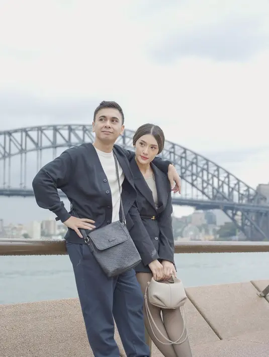 Mengunjungi Harbour Bridge di Sydney, Australia pasangan Raditya Dika dan Anissa Aziza kompak tampil serba hitam.  [Foto: IG/anissaaziza].