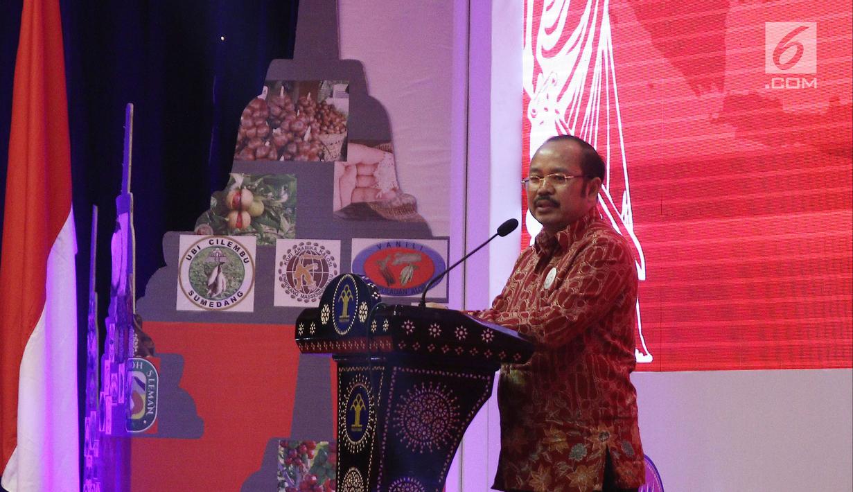 Ketua Umum Ikatan Sarjana Hukum Indonesia (ISHI) Amzulian Rifai memberi sambutan saat pelantikan Pengurus Pusat Ikatan Sarjana Hukum Indonesia (ISHI) di Kemenkumham, Jakarta, Senin (30/7). (Liputan6.com/Herman Zakharia)