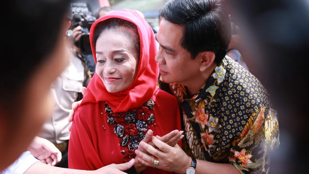 Berpakaian Serba Merah, Istri Sambut Antasari Keluar dari Lapas