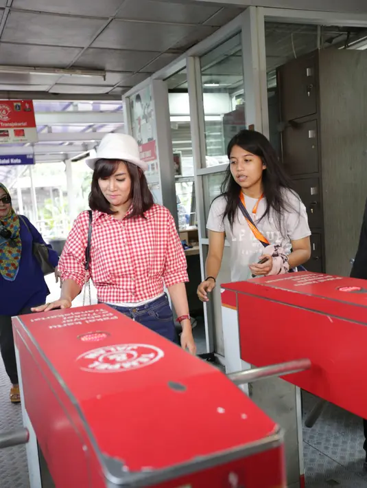 Ini kali pertama Anisa Rahma menyambangi Jakarta Fair Kemayoran (JFK) dengan naik moda transportasi TransJakarta. (JFK) dengan naik moda transportasi TransJakarta. (Nizar Zulmi/Bintang.com)
