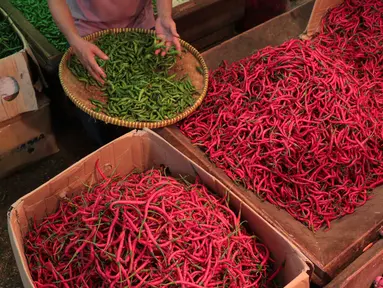 Pedagang tengah menata cabai dagangannya di Pasar Induk Kramat Jati, Jakarta, Selasa (24/11). Harga cabai, baik cabai merah keriting dan rawit, mengalami kenaikan di pasar tradisional. (Liputan6.com/Angga Yuniar)