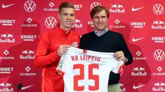 Gelandang baru RB Leipzig asal Spanyol, Dani Olmo bersama direktur olahraga Markus Kroesche berpose dengan jersey klub barunya di Leipzig, Jerman timur (27/1/2020). RB Leipzig mengontrak Dani Olmo dari Dinamo Zagreb. (Jan Woitas/dpa/AFP)