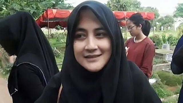 [VIDEO] Jelang Berdakwah di Hongkong Pipik Kunjungi Makam Uje