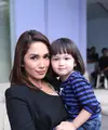 Baru-baru ini Ussy Sulistiawaty dibuat kesal oleh pemilik akun facebook  IPDA Rendy Juanda yang mengklaim dirinya sebagai orang tua dari Shakeela Eleanor Ameera (Elea) yang merupakan anak kandung Ussy. (Nurwahyunan/Bintang.com)