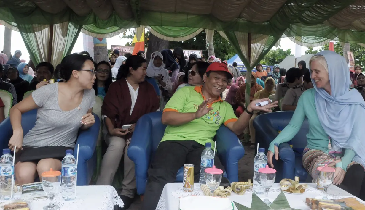 Bupati Kepulauan Seribu Tri Djoko Sri Margianto (tengah) bersama perwakilan dari pemerintah Kanada menyaksikan "Tidung Festival 2015" di Pulau Tidung, Kepulauan Seribu, Jakarta, Sabtu (7/3/2015). (Liputan6.com/Andrian M Tunay)