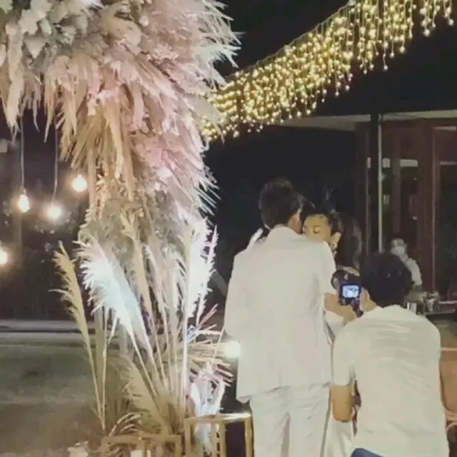 7 Momen Resepsi Adipati Dolken dan Canti Tachril, Romantis di Pinggir Pantai