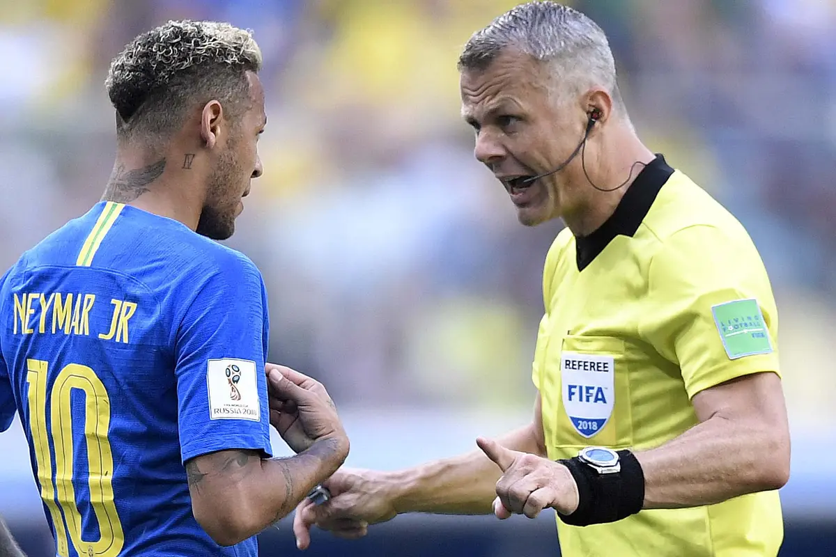 Foto Piala Eropa: Juragan Supermarket Jadi Wasit yang Akan Pimpin Final Euro 2020