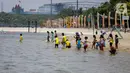 Anak-anak berenang saat kawanan ubur-ubur muncul di Pantai Lagoon, Ancol Taman Impian, Jakarta, Rabu (9/10/2019). Kawanan ubur-ubur yang bermunculan berjenis Spotted Jellyfish, Blubber, dan Sea Netle. (Liputan6.com/Faizal Fanani)