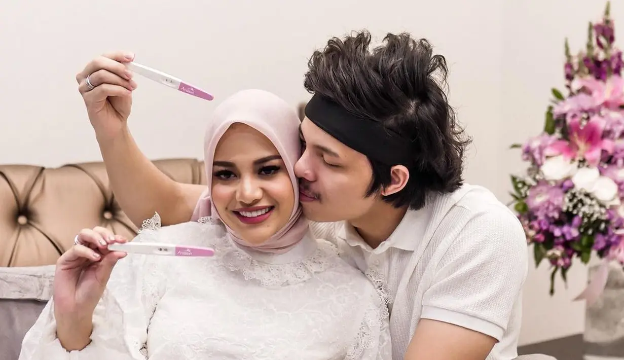 Atta juga melarang Aurel untuk mengerjakan hal yang berat-berat. Selain itu, pola dan jenis makanan pun harus dijaga oleh Aurel. Yang diutamakan sekarang adalah kesehatan Aurel dan janin di dalamnya. (Instagram/aurelie.hermansyah)