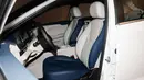 Seluruh tempat duduk di dalam Chery Omoda 3 sudah dibalut dengan bahan kulit. Kombinasi warna putih dan biru pun berlanjut hingga ke bangkunya. Bangku sisi bawah berwarna full biru sedikit perlu pembiasaan agar bisa diterima mata. (Source: car.autohome.com.cn)