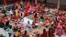 Wanita Hindu berkumpul untuk berdoa selama festival Karva Chauth di Amritsar,  Kamis (17/10/2019). Karva Chauth merupakan festival di mana wanita-wanita yang sudah menikah di India akan berpuasa dan memohon umur panjang serta keselamatan untuk suami mereka. (NARINDER NANU/AFP)