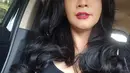 Banyak yang menjuluki Ury sebagai hot mom karena penampilannya yang selalu modis serta makeup flawless. Tak heran jika dulu ia pernah ikut kontes kecantikan di Surabaya. (Liputan6.com/IG/@uryrafaelmind)