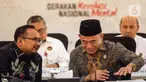 Menteri Koordinator Bidang Pembangunan Manusia dan Kebudayaan (Menko PMK) Muhadjir Effendy (kanan) bersama Menteri Agama Yaqut Cholil Qoumas saat Rapat Koordinasi Tingkat Menteri (RTM) terkait persiapan Natal 2023 dan Tahun Baru 2024 di Jakarta, Senin (11/12/2023). (Liputan6.com/Angga Yuniar)