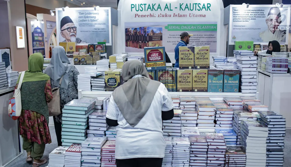 Pengunjung mencari buku yang mereka inginkan pada Islamic Book Fair 2019 di Jakarta Convetion Center, Jakarta, Rabu (27/2). Pameran buku ini berlangsung hingga 3 Maret. (Liputan6.com/Faizal Fanani)