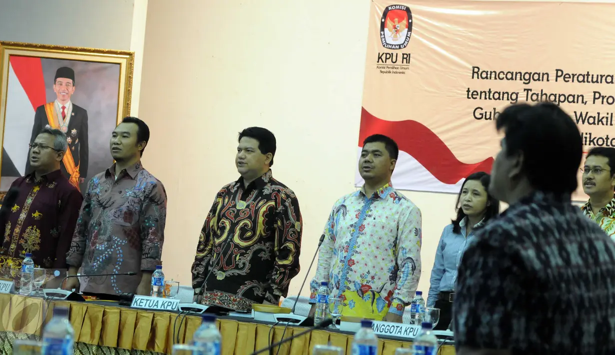 Ketua KPU Husni Kamil Malik (tengah) saat diskusi di kantor KPU, Jakarta, (14/3).Hal ini dilakukan untuk menyambut pemilihan Gubernur dan wakil gubernur, bupati dan wakil bupati dan walikota dan wakil walikota tahun 2017. (Liputan6.com/Helmi Afandi)