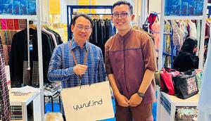 (Kanan) Hendra Mochamad Yusuf dengan koleksi fashion YUSUF.IND.