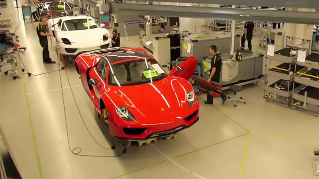 Mengintip Dapur Produksi Mobil Hibrida Porsche 918 Spyder