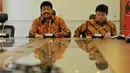 Anggota Komisi XI DPR F-PDIP Andreas Eddy Susetyo (kiri) dan Bendahara Fraksi PDIP Alex Lukman di Kompleks Parlemen Senayan, Jakarta, Kamis (14/4). F-PDIP mengawal RUU Pengampunan Pajak (Tax Amnesty) untuk kepentingan bangsa. (Liputan6.com/Johan Tallo)