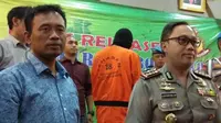 Kapolresta Bogor Kota Kombes Ulung Sampurna Jaya memperlihatkan pelaku pemukulan pada polantas