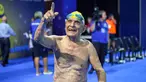 George Corones dari Australia menunjuk ke kolam Gold Coast Aquatic Centre di Gold Coast, Queensland (28/2). George Corones, berhasil memecahkan rekor dunia renang 50 meter dalam uji coba Commonwealth Games. (AFP/Swimming Australia)