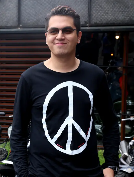 "Udah lima bulanan ini pakai motor jenis Triumph Thruxton,  900 CC dari UK," ucap Kevin Julio. (Andy Masela/Bintang.com)