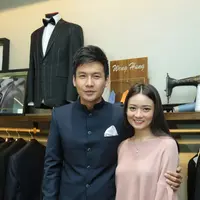 Pemeran Fendy Chow kembali melakukan fitting baju pengantin di rumah busana Wong Hang. Saat fitting baju terakhirnya itu, ia didampingi oleh calon istrinya. Baju harus dikecilkan lantaran jelang nikah melakukan diet. (Adrian Putra/Bintang.com)