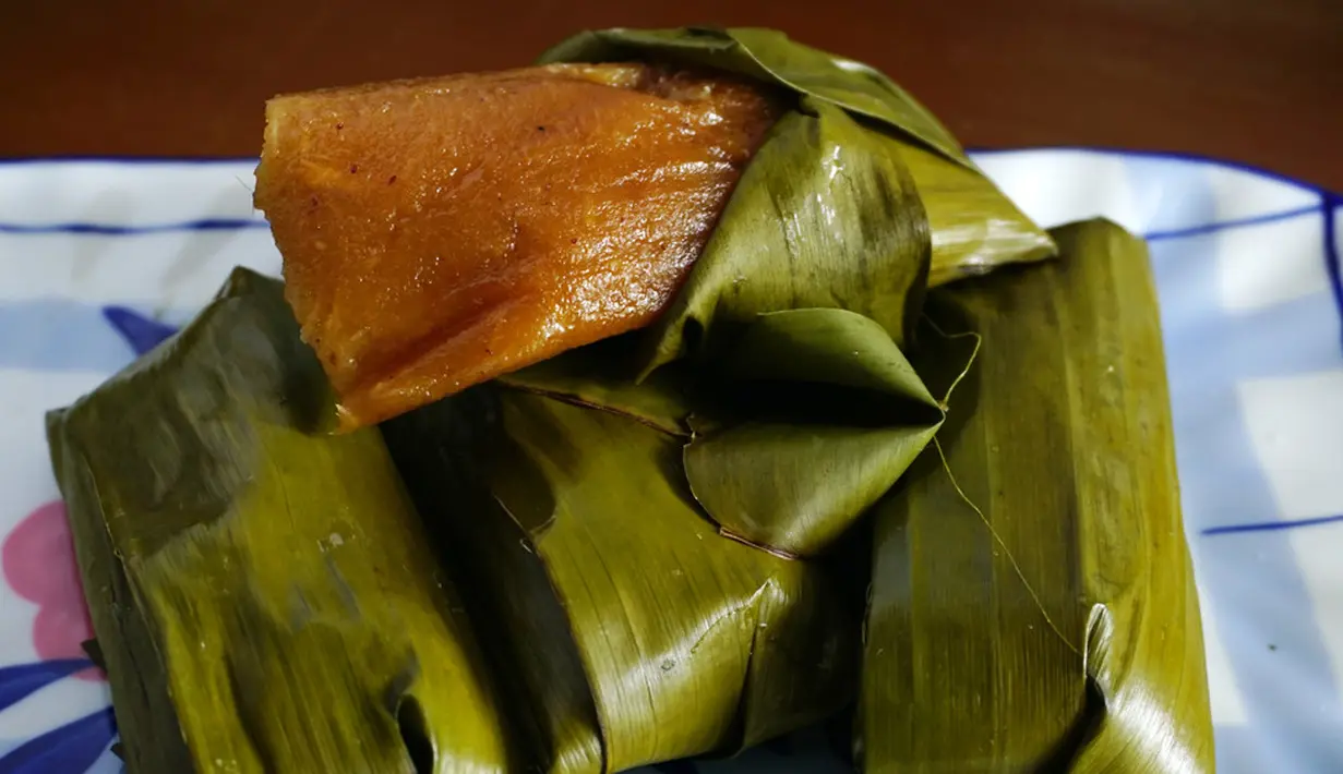 Kue lemet kukus dari bahan singkong ini juga punya rasa manis dan empuk. Cocok jadi teman minum teh juga. (hanffburhan/Shutterstock.com)