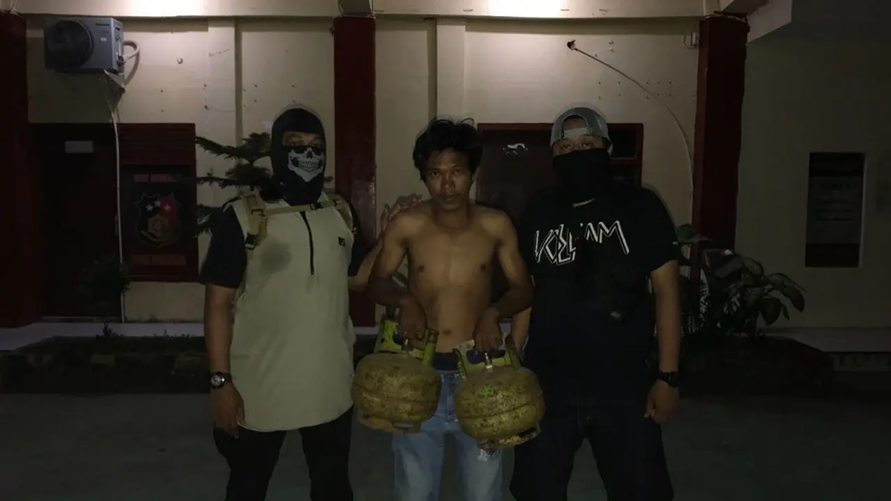 Polisi Bertopeng di Makassar berhasil menangkap spesialis garong tabung gas 3 kg (Liputan6.com/ Eka Hakim)