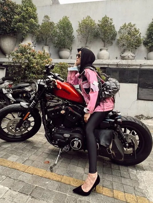 Tak banyak wanita 42 tahun ini yang suka naik moge karena bentuknya yang besar dan berat. Namun Olla Ramlan justru terlihat sangat bersemangat tiap kali naik moge.(Liputan6.com/IG/@ollaramlan)