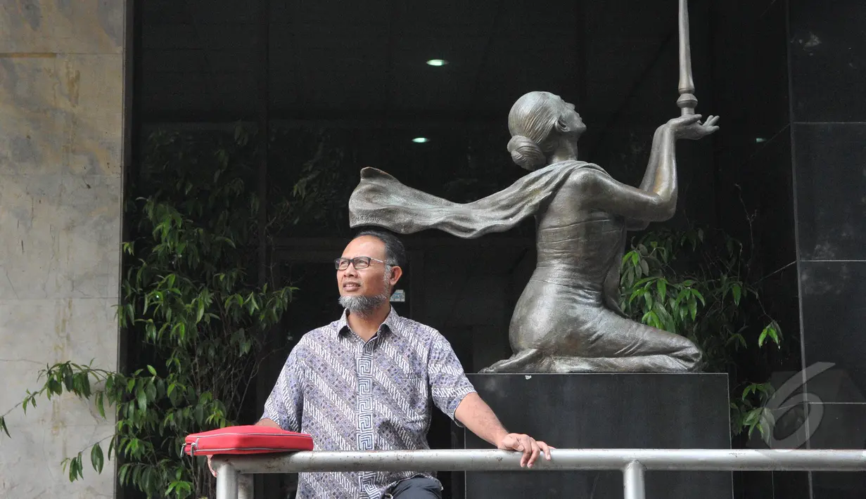 Wakil Ketua nonaktif KPK Bambang Widjojanto sebelum menerima hasil penyidikan pelanggaran kode etik profesi dari Perhimpunan Advokat Indonesia (Peradi) di gedung YLBHI, Jakarta, Jumat (15/5). (Liputan6.cpm/Herman Zakharia)