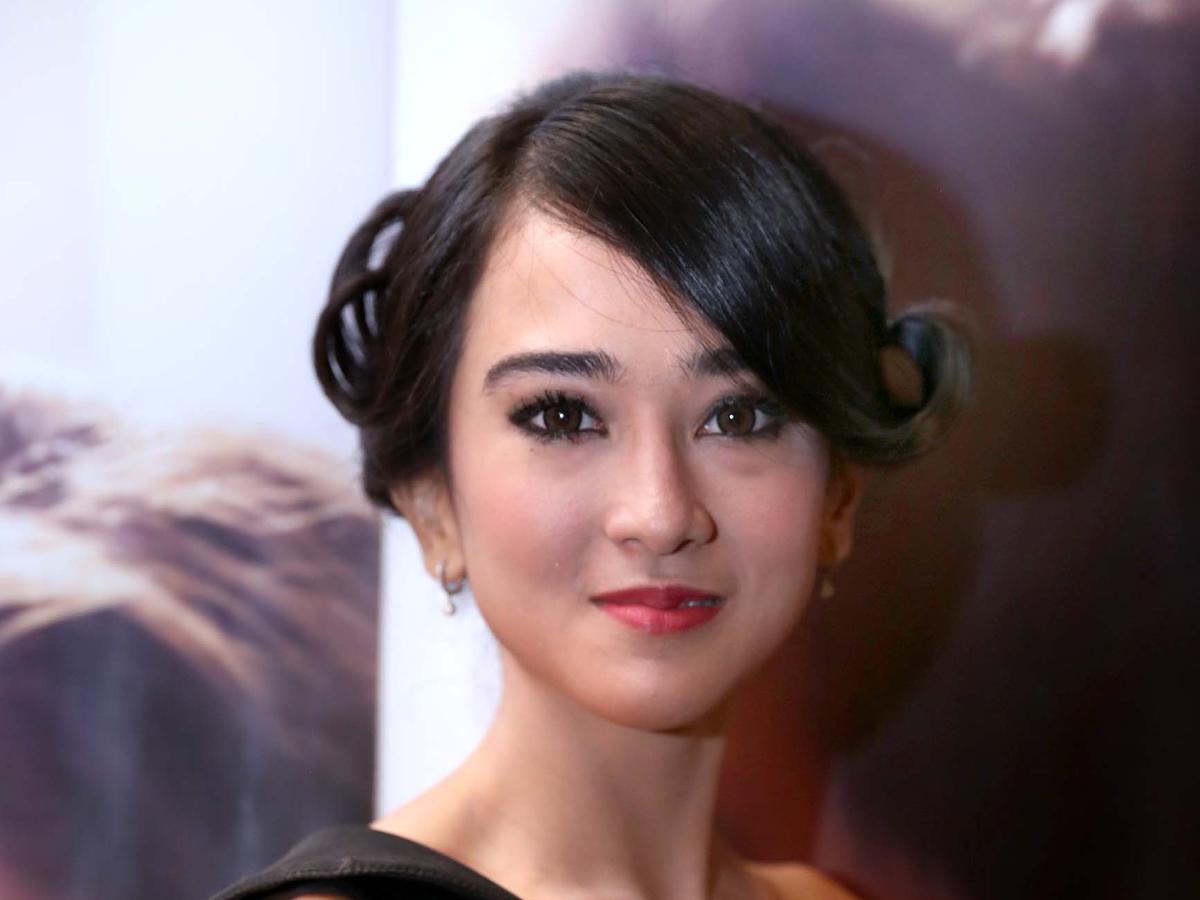 Bikinidagi katta olchamli ayollarning fotosuratlari