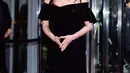 Lee Yoo Bi pun tampil memukau dalam balutan off-the-shoulder dress berwarna hitam dari bahan velvet. [Foto: Instagram/yubi_global]